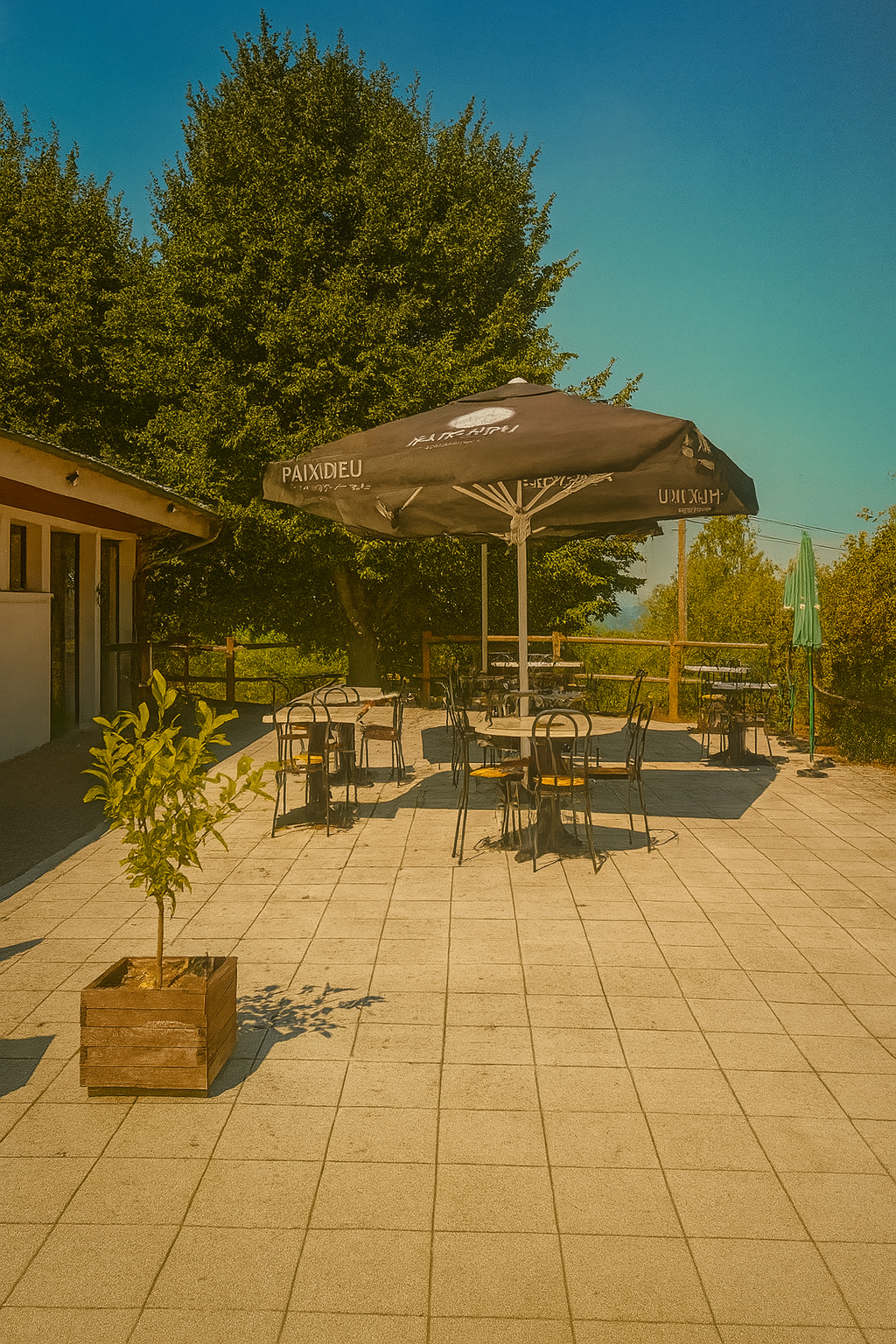 Terrasse extérieure du restaurant à Treignac